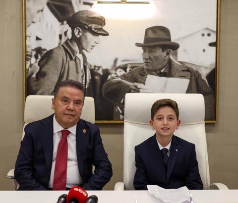 Başkan Böcek, makamını çocuk başkana devretti