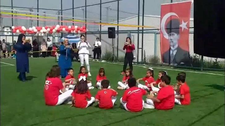 Depremzede konteynerlerinde 23 Nisan coşkusu