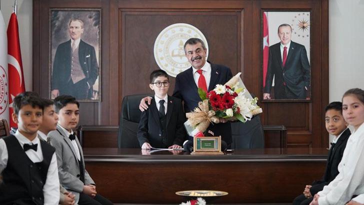 Bakan Tekin, koltuğunu 11 yaşındaki Kenan Ata'ya devretti