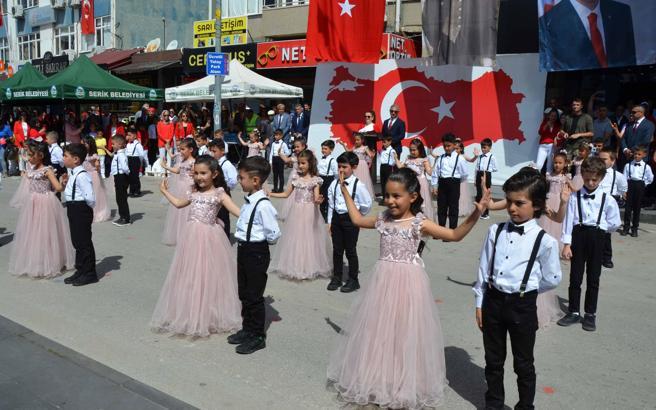 Öğrenciler, 'Atatürk'ün son balosu'nu canlandırdı