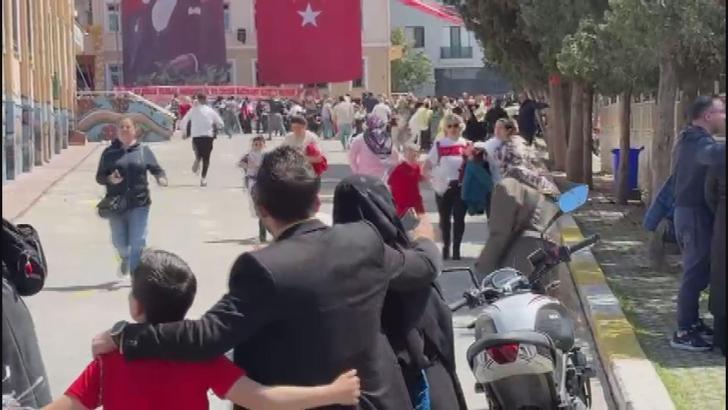 İstanbul- Avcılar'da öğrenciler okuldaki 23 Nisan gösterilerinde depreme yakalandılar