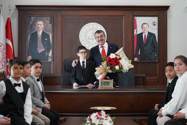 Bakan Tekin, koltuğunu 11 yaşındaki Kenan Ata'ya devretti