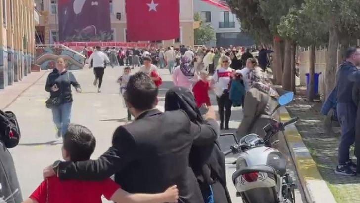 Avcılar'da öğrenciler okuldaki 23 Nisan gösterilerinde depreme yakalandılar