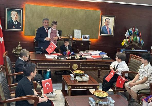 BBP lideri Destici, 23 Nisan’da çocuklarla bir araya geldi