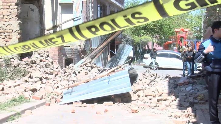 İstanbul- Fatih'te 3 katlı metruk bina çöktü
