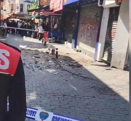 İstanbul - Beşiktaş Çarşı'da 4 katlı binanın çatısından kopan parçalar caddeye düştü