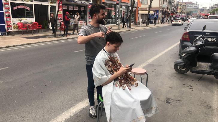 Deprem nedeniyle yarım kalan tıraşı dışarıda bitirdi