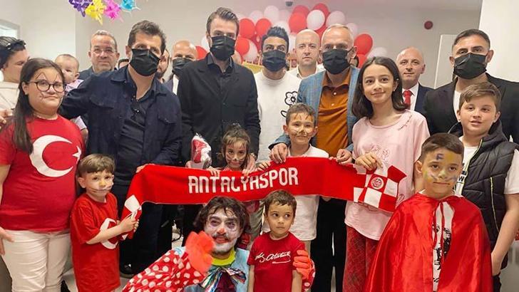 Antalyaspor yönetiminden tedavi gören çocuklara 23 Nisan ziyareti