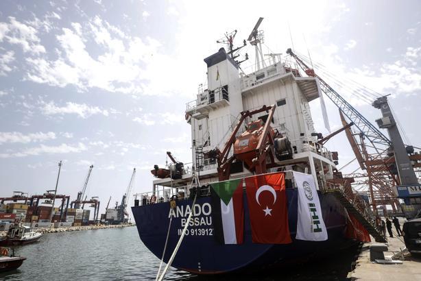 Sudan’a 110 konteynerlik iyilik gemisi yola çıktı