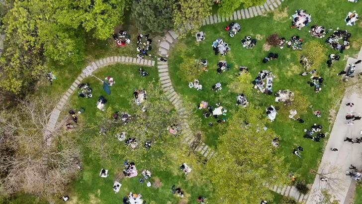 İstanbul - İstanbul'da deprem sonrası Maçka Parkı'nda yoğunluk havadan görüntülendi