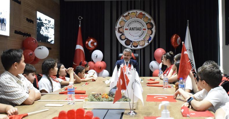 ANTİAD Başkanı koltuğunu devretti