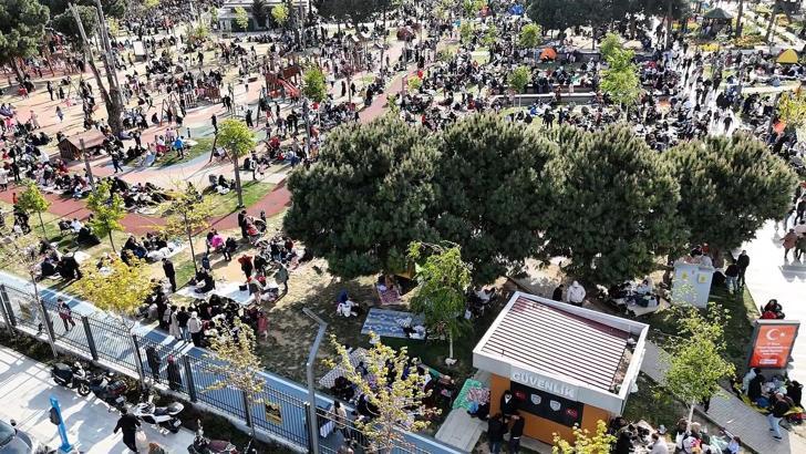 İstanbul- Depremin ardından Fatih Millet Bahçesi'ndeki yoğunluk havadan görüntülendi