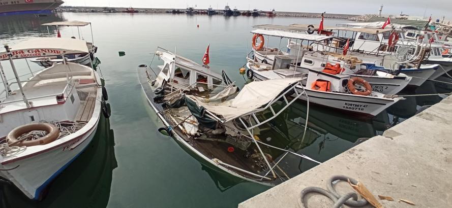 Barınakta vinç teknelerin üzerine devrildi