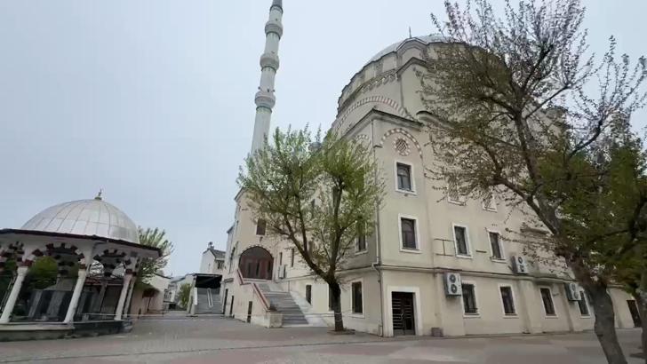İstanbul- Arnavutköy’de depremin ardından minaresi hasar gören camii mühürlendi