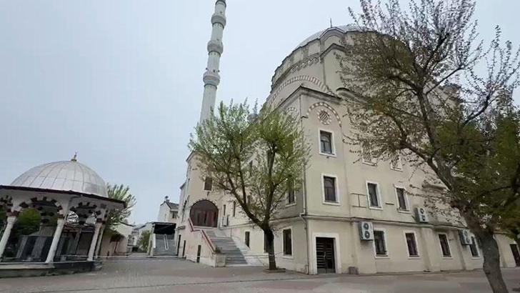 Arnavutköy’de depremin ardından minaresi hasar gören camii mühürlendi
