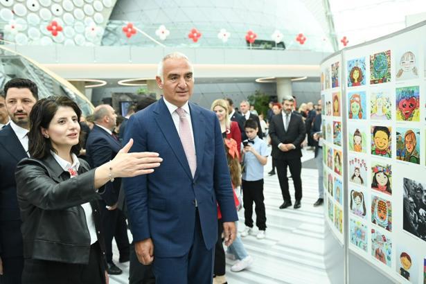 Bakan Ersoy, 'İstiklal Yolu-Mutlu Çocuk Yüzleri' sergisinin açılışına katıldı