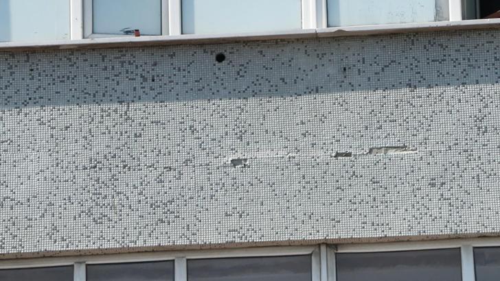 İstanbul - Küçükçekmece'de çatlakların oluştuğu 6 katlı iş hanı tahliye edildi