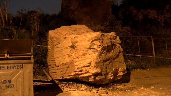 İstanbul - Deprem sonrasında tarihi Fatih Surları’ndan kopan parça yola düştü