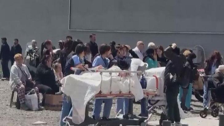 Avcılar'da hastanede yatan hastalar, bina kontrol edilirken arsaya taşındı