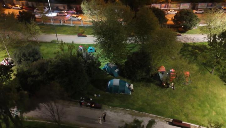 İstanbul - Deprem sonrasında evlerine girmeye çekinenler çadırlarda kalıyor