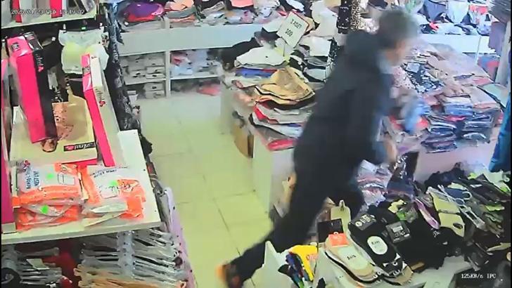 Yalova'da da hissedilen depremde panikle dükkanından kaçan esnaf kamerada