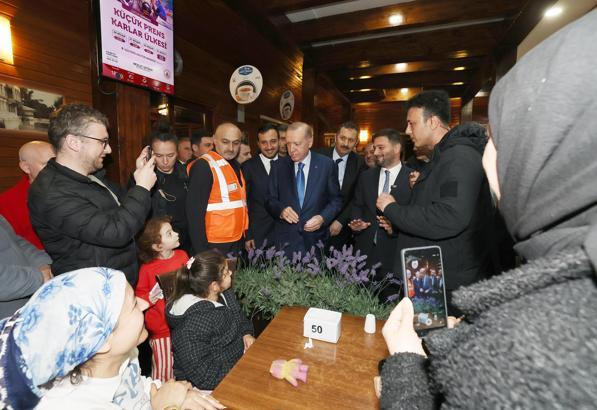 İstanbul - Cumhurbaşkanı Erdoğan, Hasbahçe Mesire alanında depremden etkilenenleri ziyaret etti