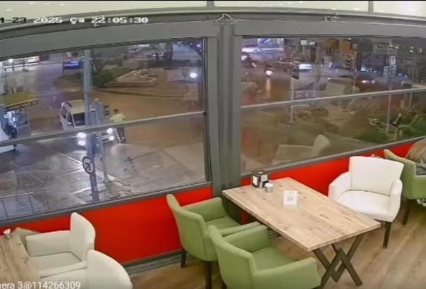 İzmir'de alkollü sürücü polis memurunu aracın kaputunda 500 metre sürükledi