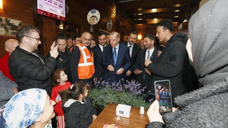 Cumhurbaşkanı Erdoğan, Hasbahçe Sosyal Tesisleri'nde depremden etkilenenleri ziyaret etti