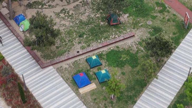 İstanbul- Depremin ardından vatandaşlar geceyi çadırlarda geçirdi (Havadan görüntülerle)