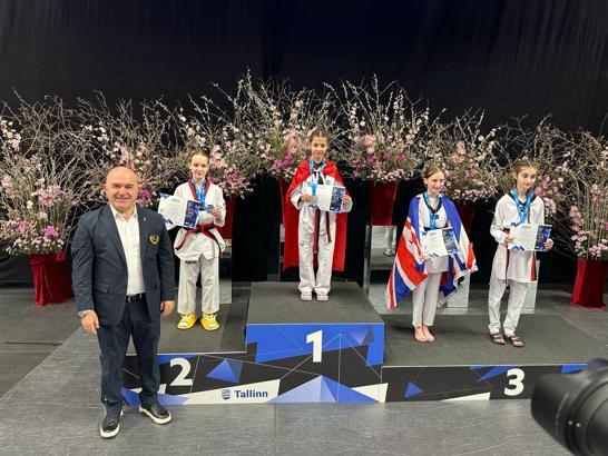 İpek Özmen ay yıldızlı bayrağı dalgalandırdı