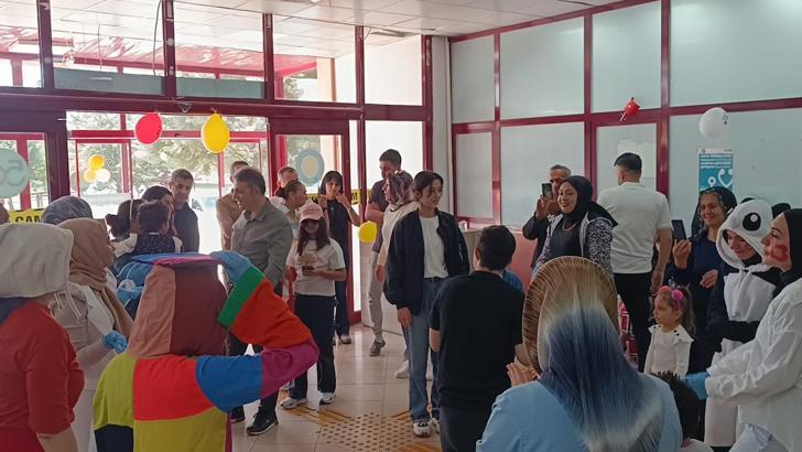 Diyarbakır'da tedavi gören çocuklar bayramı hastanede kutladı