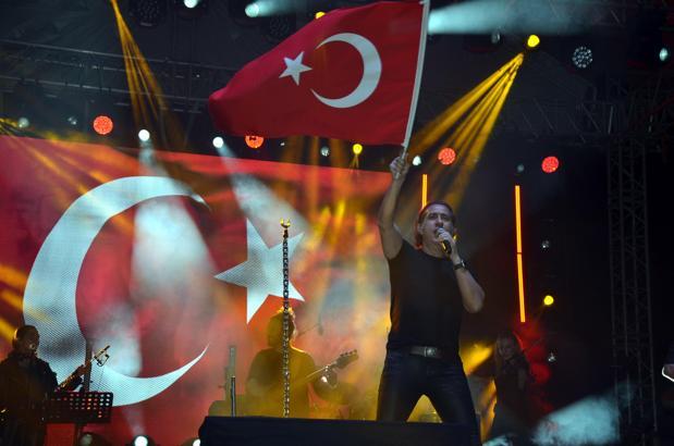 Serik'te Kıraç konseri coşkusu