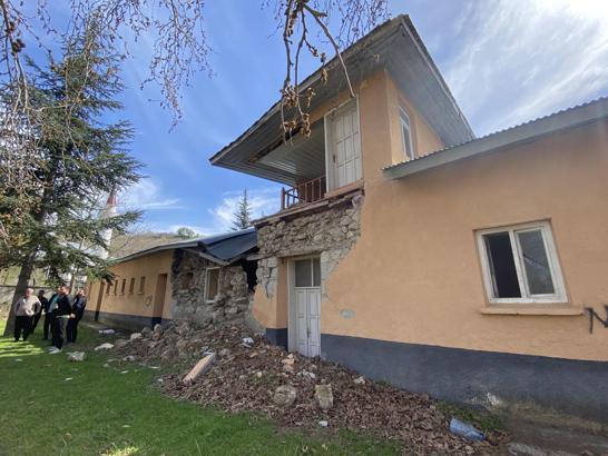 Depremde hasar gören 151 yıllık hükümet konağı için onarım talebi