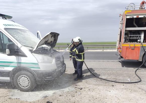 Mardin’de cenaze nakil aracı yandı