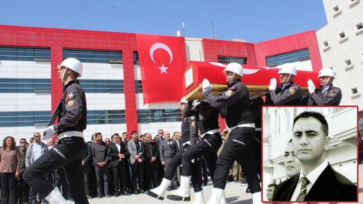 Halı sahada kalp krizinden hayatını kaybeden komiser toprağa verildi