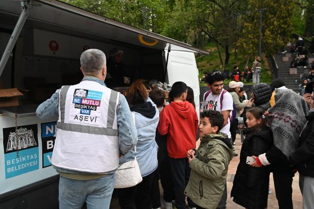 Beşiktaş Belediyesi Başkan Vekili Şişman, deprem sonrası vatandaşları ziyaret etti