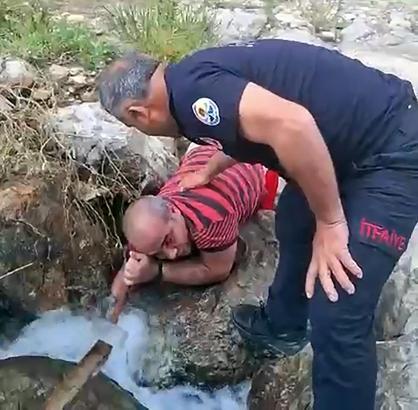 Adana’da kolu deredeki kayaların arasına sıkıştı, itfaiye ekibi kurtardı