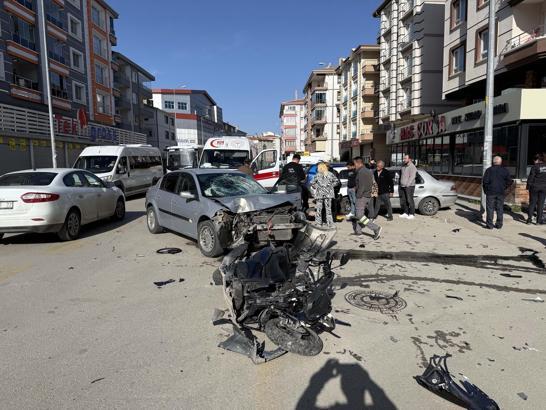 14 yaşındaki sürücünün motosikleti, otomobille çarpıştı: 2 yaralı
