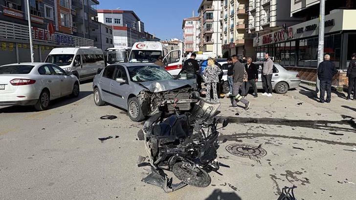 14 yaşındaki sürücünün motosikleti, otomobille çarpıştı: 2 yaralı