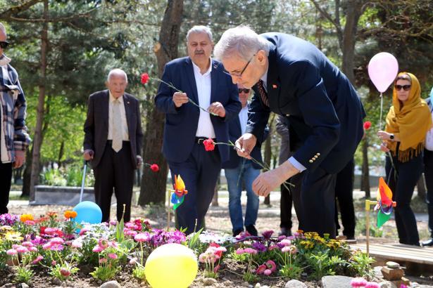 Kartalkaya'daki otel yangınında ölen çocuklar mezarları başında anıldı