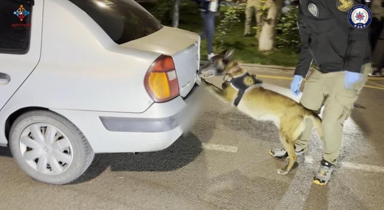 Otomobildeki 39 kilo uyuşturucuyu ‘Linda’ buldu