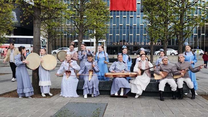 Tataristanlı çocuklardan Taksim’de 23 Nisan gösterisi
