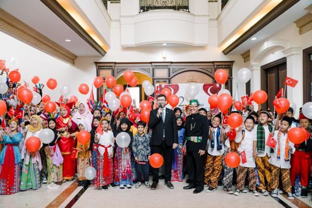 Yunus Emre Enstitüsü, dünya çocuklarını 23 Nisan’da bir araya getirdi
