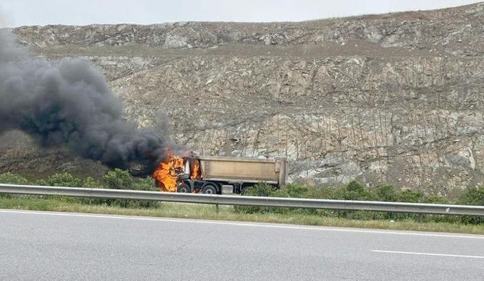 Gaziantep’te, seyir halindeki kamyon yandı