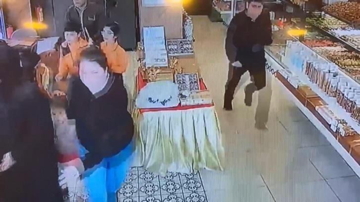 İstanbul- Depremde canını hiçe sayıp bayılan müşteriyi kurtardı