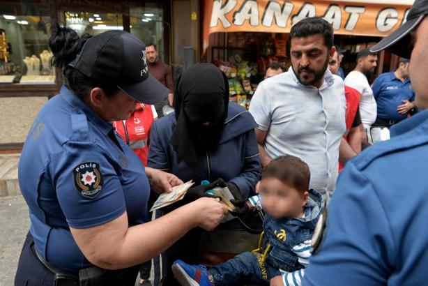 Sığınmacıların yoğun bulunduğu mahallede uygulama