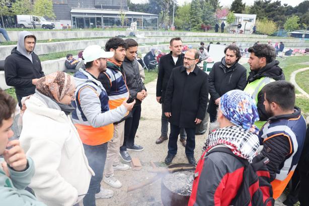 Depremden etkilenen vatandaşlar Yıldız Teknik Üniversitesi Davutpaşa Kampüsü’nde çadır kurdu
