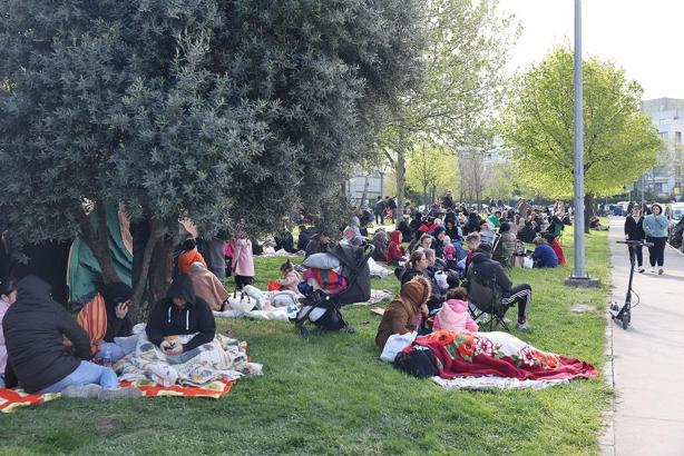 Depremden etkilenen vatandaşlar Yıldız Teknik Üniversitesi Davutpaşa Kampüsü’nde çadır kurdu