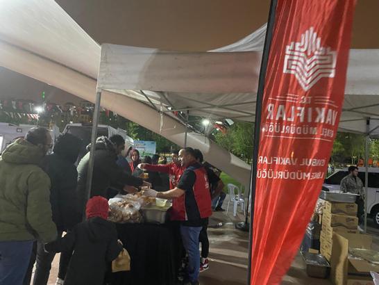 İstanbul - Vakıflar Genel Müdürlüğü geceyi parklarda çorba ikram etti