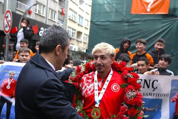 Avrupa Halter Şampiyonu Yusuf Fehmi Genç, coşkuyla karşılandı